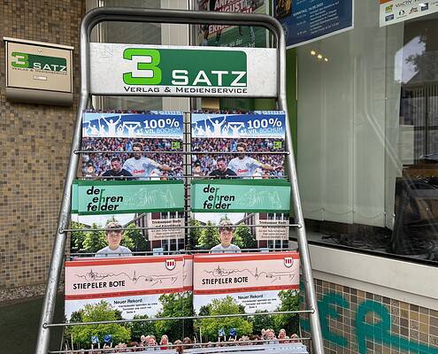 Zeitungsständer mit Magazin 100 Prozent VfL Bochum, Stiepeler Bote und Der Ehrenfelder